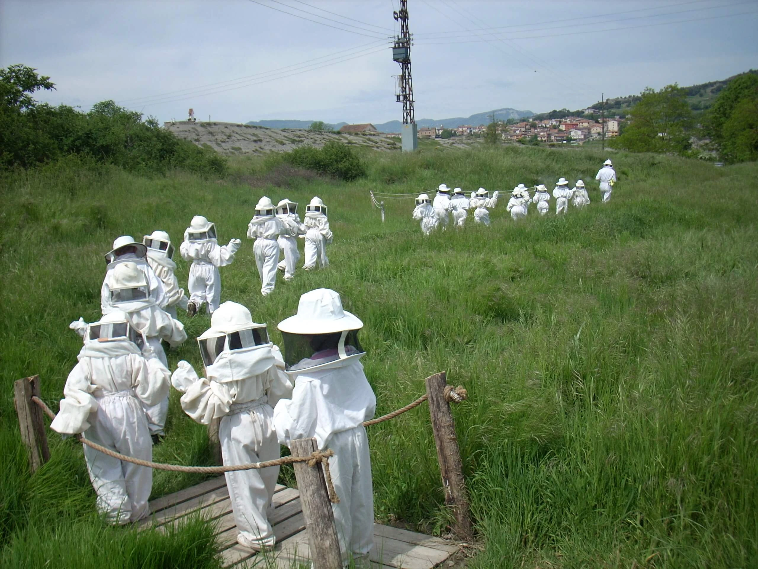 Alumnes vestits caminant