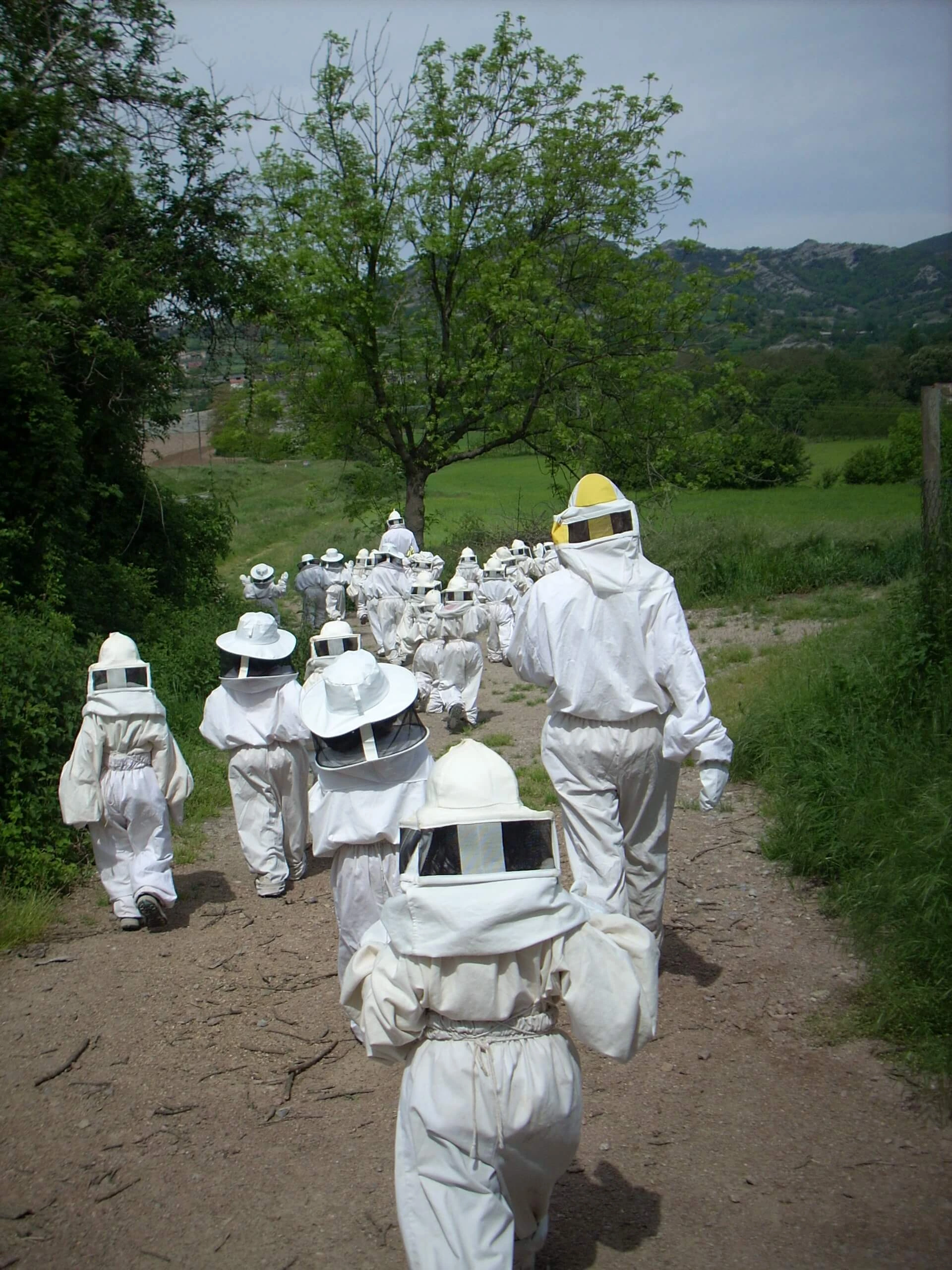 Alumnes vestits caminant