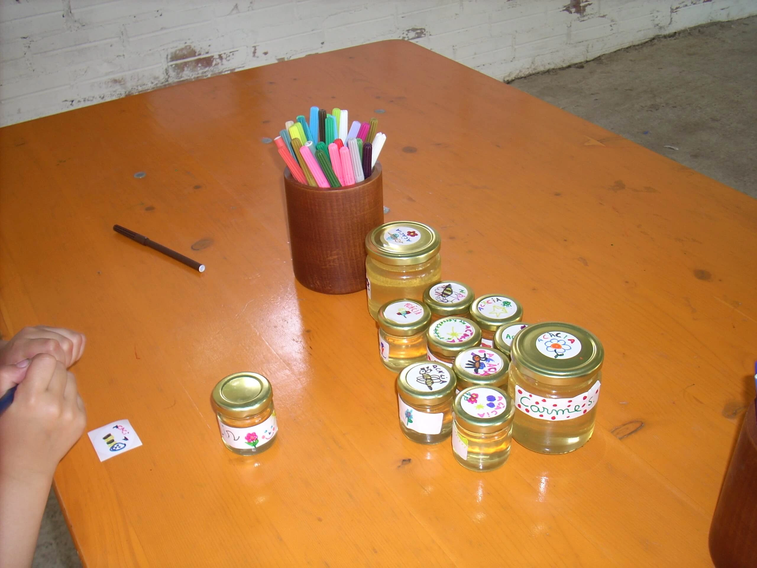 Pots de mel amb alumnes